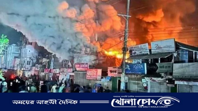 নোয়াখালীর মাইজদীতে ভয়াবহ অগ্নিকাণ্ড ১২ দোকান পুড়ে ছাই