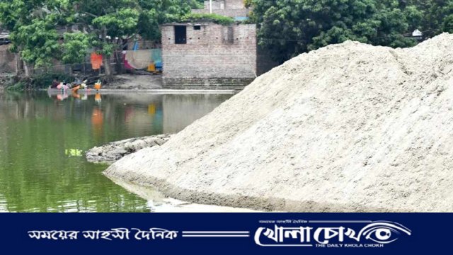 তানোরে রাতের আধারে খাস পুকুর ভরাট করা হচ্ছে 