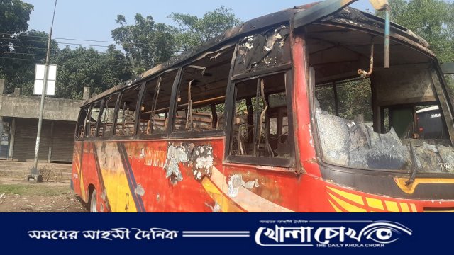 ফরিদপুরে টার্মিনালে রাখা বাসে গভীর রাতে আগুন দিয়েছে দূর্বৃত্তরা