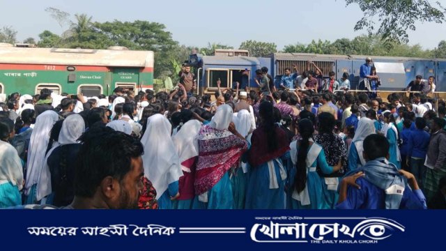 ভাঙ্গা রেলস্টেশনে যাত্রা বিরতির দাবীতে মধুমতি এক্সপ্রেস ট্রেন আটকিয়ে বিক্ষোভ মিছিল ও অবরোধ 