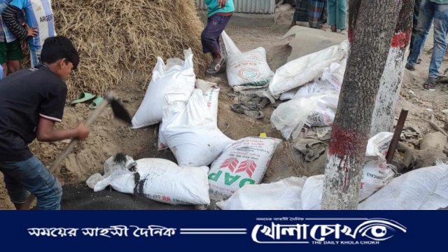 নাসিরনগরে ইউপি সদস্যের গোডাউন থেকে নকল সার জব্দ