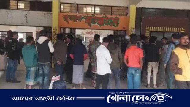 ব্রাহ্মণবাড়িয়ায় রেল যাত্রীদের দুর্ভোগ, সড়ক পথে ছুটছেন যাত্রীরা