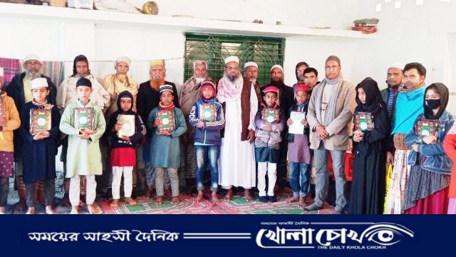 আত্রাইয়ে তরুণ একতা ক্লাবের উদ্যোগে কোরআন শরীর বিতরণ 