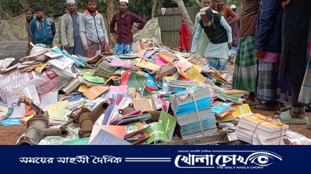 নাজিরপুরে অবৈধ ভাবে সরকারি বই বিক্রির সময়ে স্থানীয়দের হাতে জব্দ 