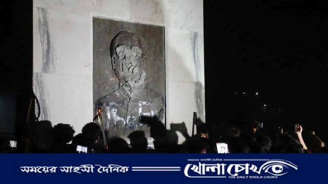 বেরোবিতে শেখ পরিবারের নামাঙ্কিত হল ও ম্যুরালের নামফলক ভাঙলেন শিক্ষার্থীরা