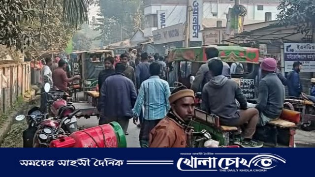 আক্কেলপুরে বাসের চাকায় পিষ্ট হয়ে যাত্রীর মৃত্যু