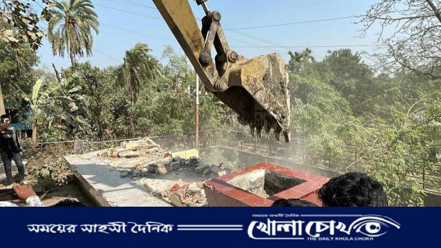 আত্রাইয়ে ছাত্র জনতার নেতৃত্বে ভেঙ্গে ফেলা হলো বঙ্গবন্ধুর ম্যুরাল