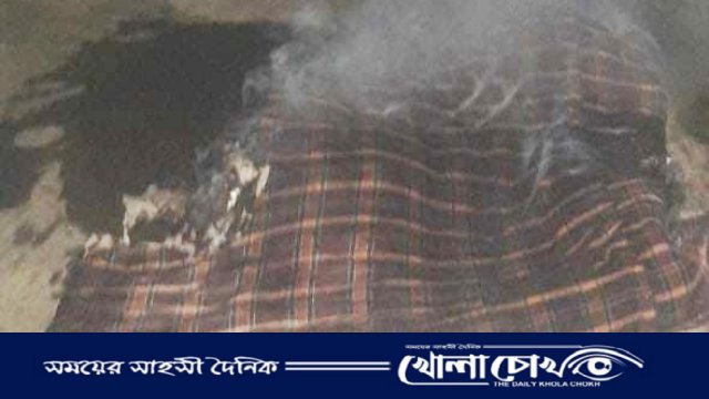 নোয়াখালীতে সাবেক সেনাপ্রধানের ও আ.লীগ নেতার বাড়িতে হেলমেট বাহিনীর হামলা-অগ্নিসংযোগ