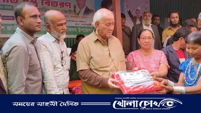 আলীকদম উপজেলা শ্রমিক দলের উদ্যোগে দুর্গম পোয়ামহুরি শীতবস্ত্র বিতরণ