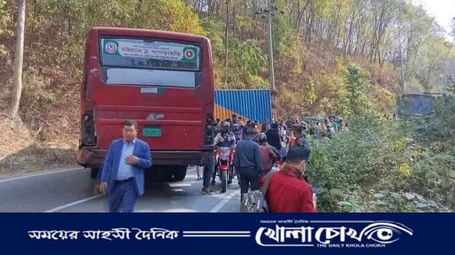 খাগড়াছড়িতে কভার্ডভ্যান ও যাত্রীবাহী বাসের মুখোমুখি সংঘর্ষ 