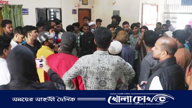 নওগাঁয় ২৫০ শয্যা জেনারেল সদর হাসপাতাল অনিয়ম ও দুর্নীতি প্রতিবাদে ঘেরাও