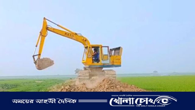 ব্যক্তিগত উদ্যোগে সড়ক সংস্কারে এলাকাবাসী