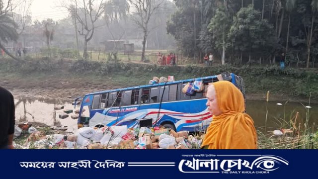 ফরিদপুরে ফুলবাহি বাস খাদে  তিনজন আহত