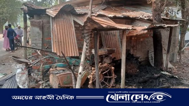 রাণীনগরে কৃষকের খড়ের পালা ও গোয়াল ঘরে আগুন, চার গরু দগ্ধ