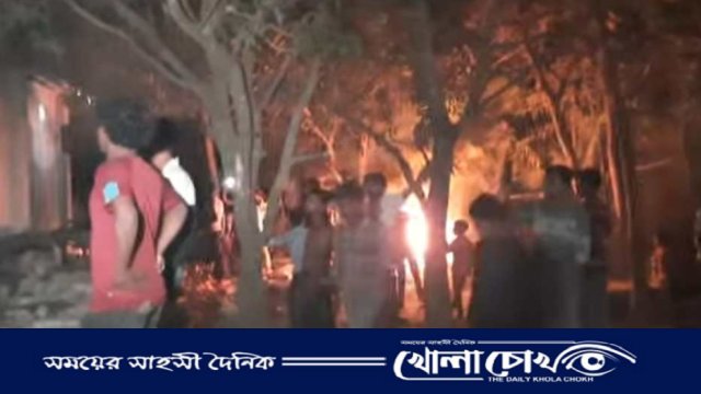 মাগুরায় শিশু ধর্ষকের বাড়িতে বিক্ষুব্ধ জনতার আগুন 