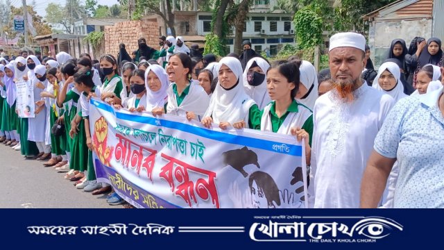 নোয়াখালীতে শিক্ষিকাকে সিএনজিতে হেনস্তার প্রতিবাদে শিক্ষার্থীদের বিক্ষোভ