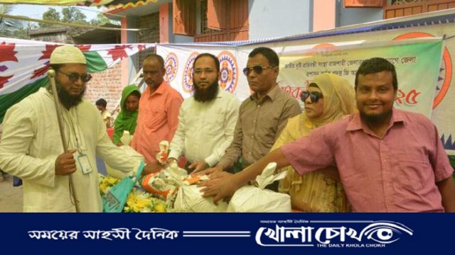 রাজশাহীতে দৃষ্টি প্রতিবন্ধীদের মাঝে চাল ও খেজুর বিতরণ