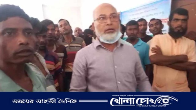 নাজিরপুরে ভিজিএফ চাল বিতরণে টাকা নেওয়ার অভিযোগ