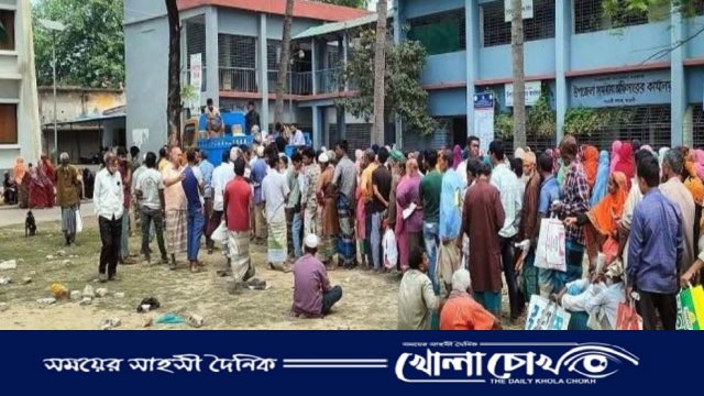 নওগাঁয় ভ্রাম্যমাণ ট্রাকে টিসিবির পণ্য, মধ্যরাতেই লাইনে ভিড়